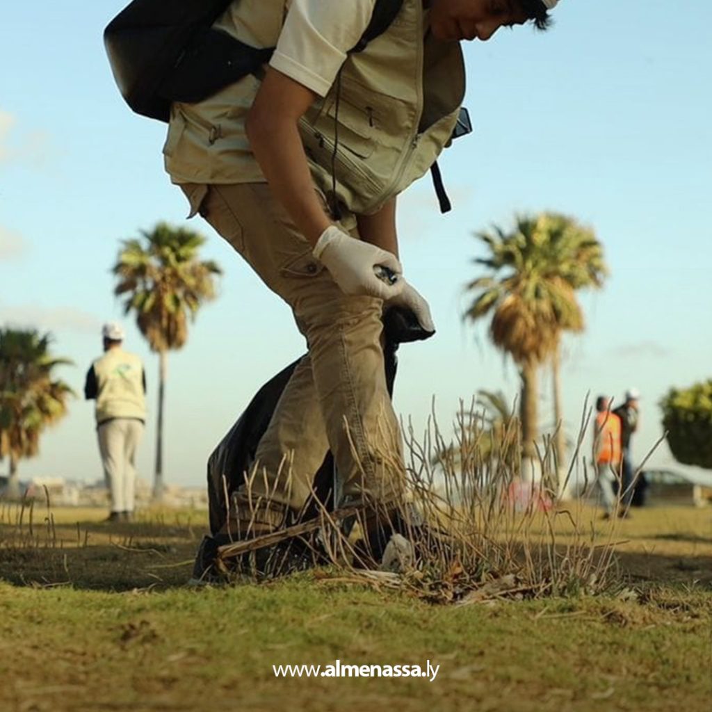 exrata حملة نظافة تطوعية بحديقة 23 يوليو ببنغازي
