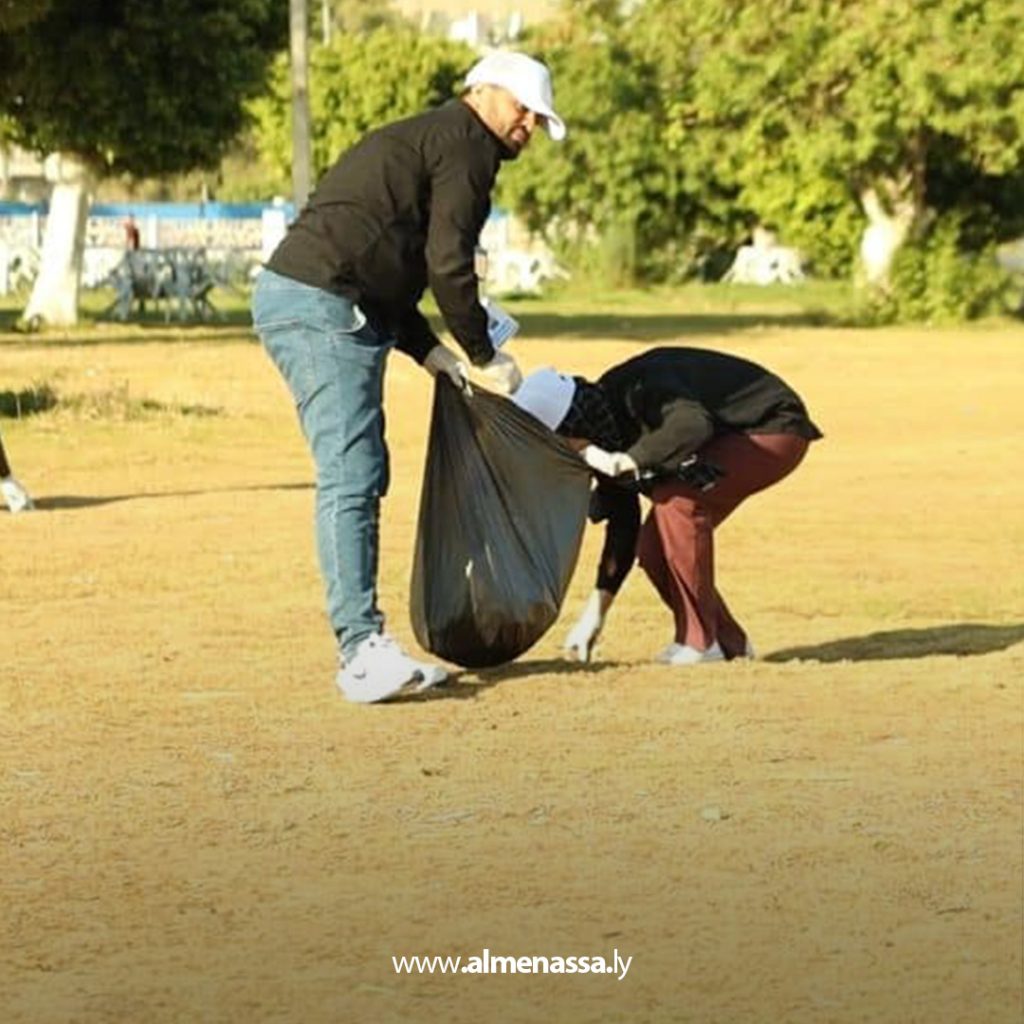 extra 15 حملة نظافة تطوعية بحديقة 23 يوليو ببنغازي