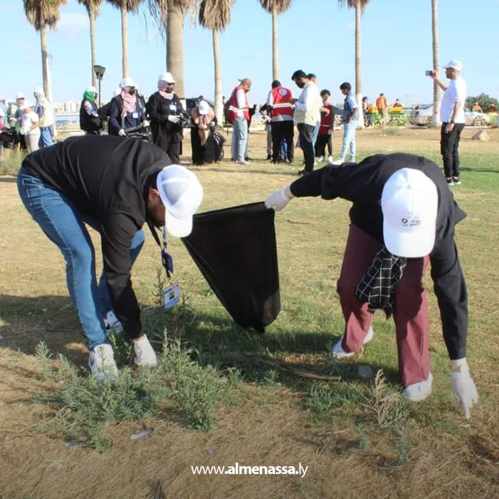 extraa 13 حملة نظافة تطوعية بحديقة 23 يوليو ببنغازي