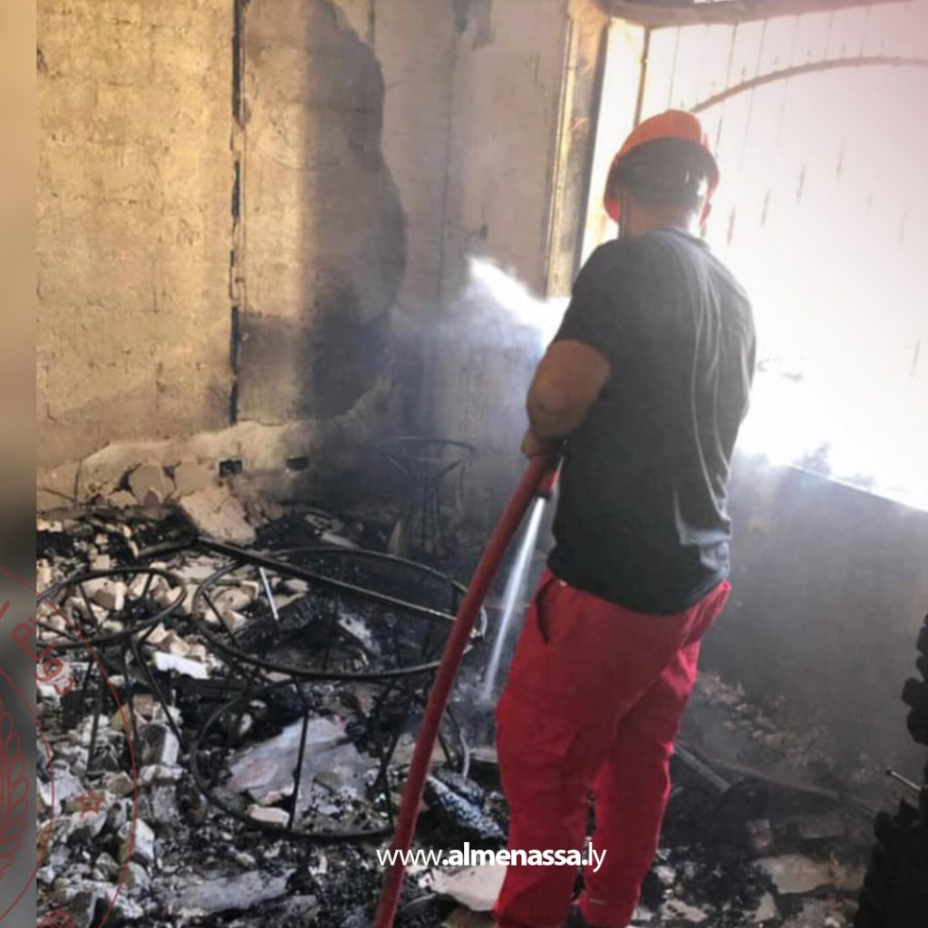 3 43 السيطرة على حريق بشقة في حي الزهور