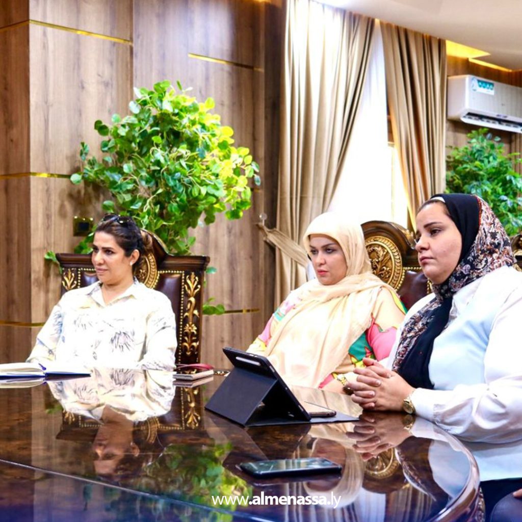 Extraaaaaa 20 وزير الدولة لشؤون الهجرة غير الشرعية يجري اجتماعاً موسعاً بمديري الإدارات بالديوان