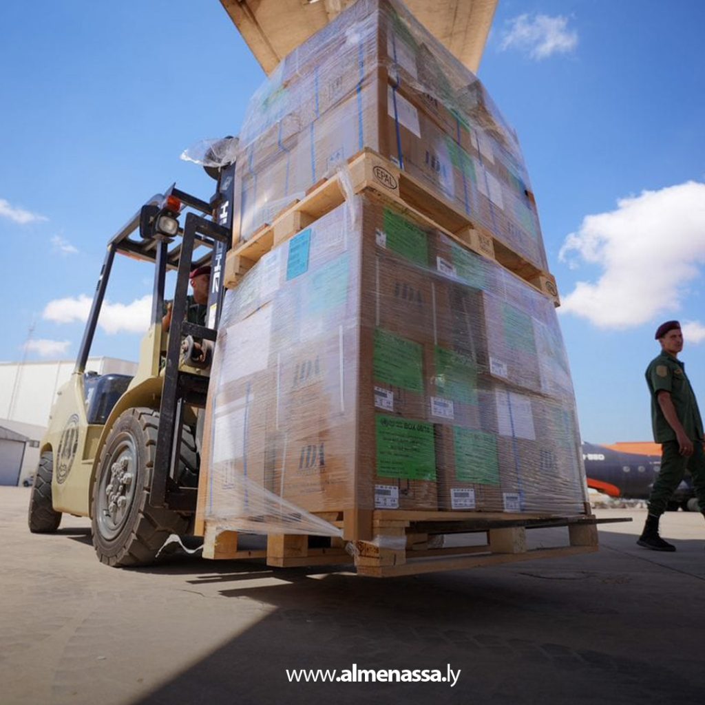 04 25 تنفيذاً لتعليمات القائد العام وإشراف اللواء صدام حفتر .. جسر جوي للمساعدات الإنسانية إلى الكفرة