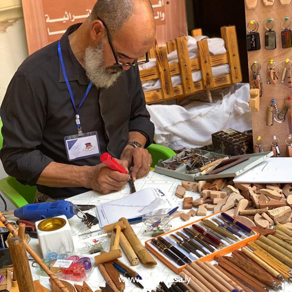 Extraaaaaa معرض تشكيلي برواق السرايا الحمراء