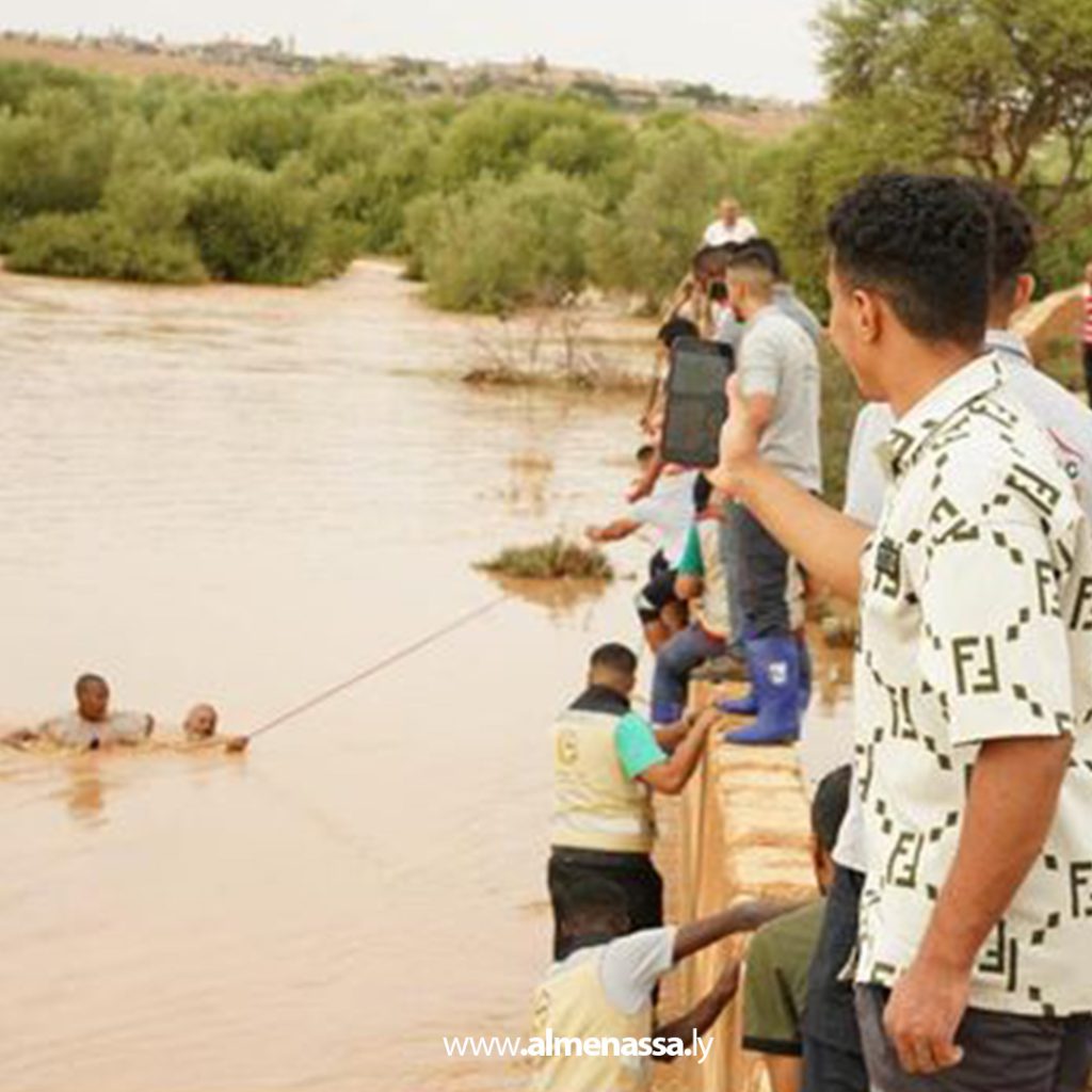 Extra 160 طب الطوارئ ينقذ شخص غارق في وادي البلاد ببني وليد