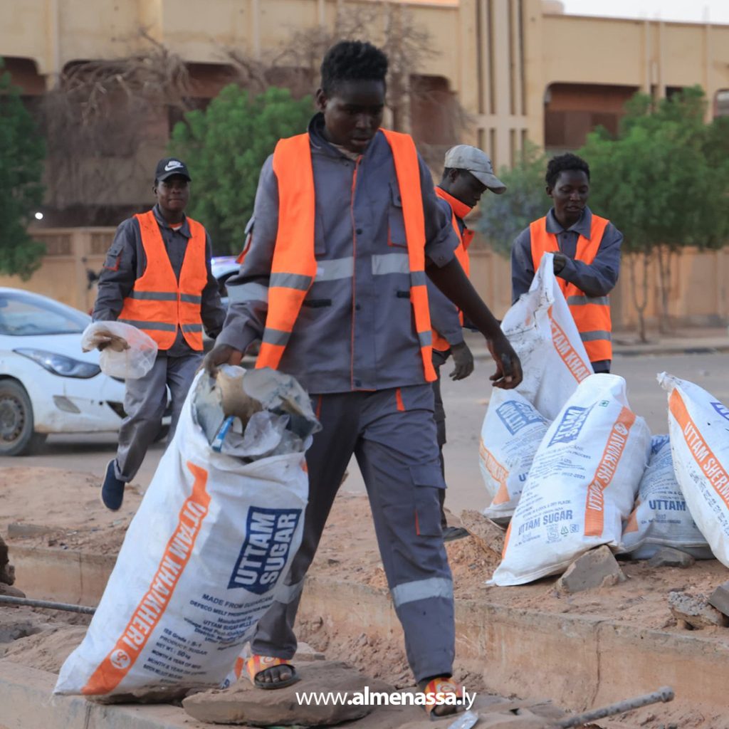 Extra2 212 رئيس لجنة الطوارئ يتابع حملة التنظيف الموسعة في سبها