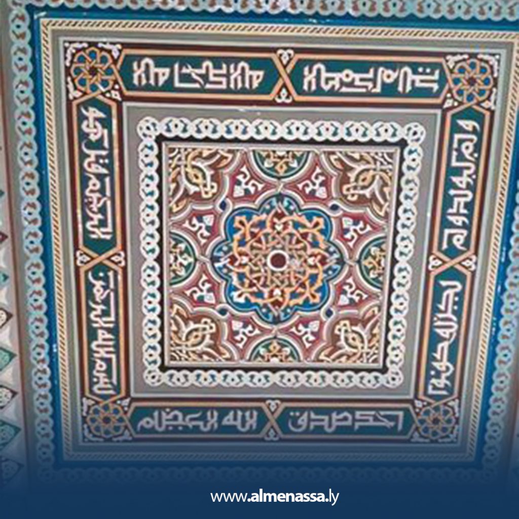 Extra3 172 القماطي يعيد صيانة الزخارف الإسلامية في مسجد أبوبكر الصديق بالمرج