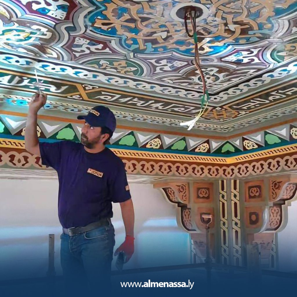 Extra4 101 القماطي يعيد صيانة الزخارف الإسلامية في مسجد أبوبكر الصديق بالمرج