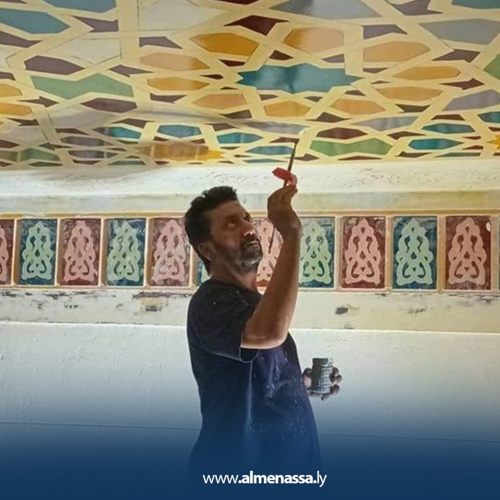 Extra6 31 القماطي يعيد صيانة الزخارف الإسلامية في مسجد أبوبكر الصديق بالمرج