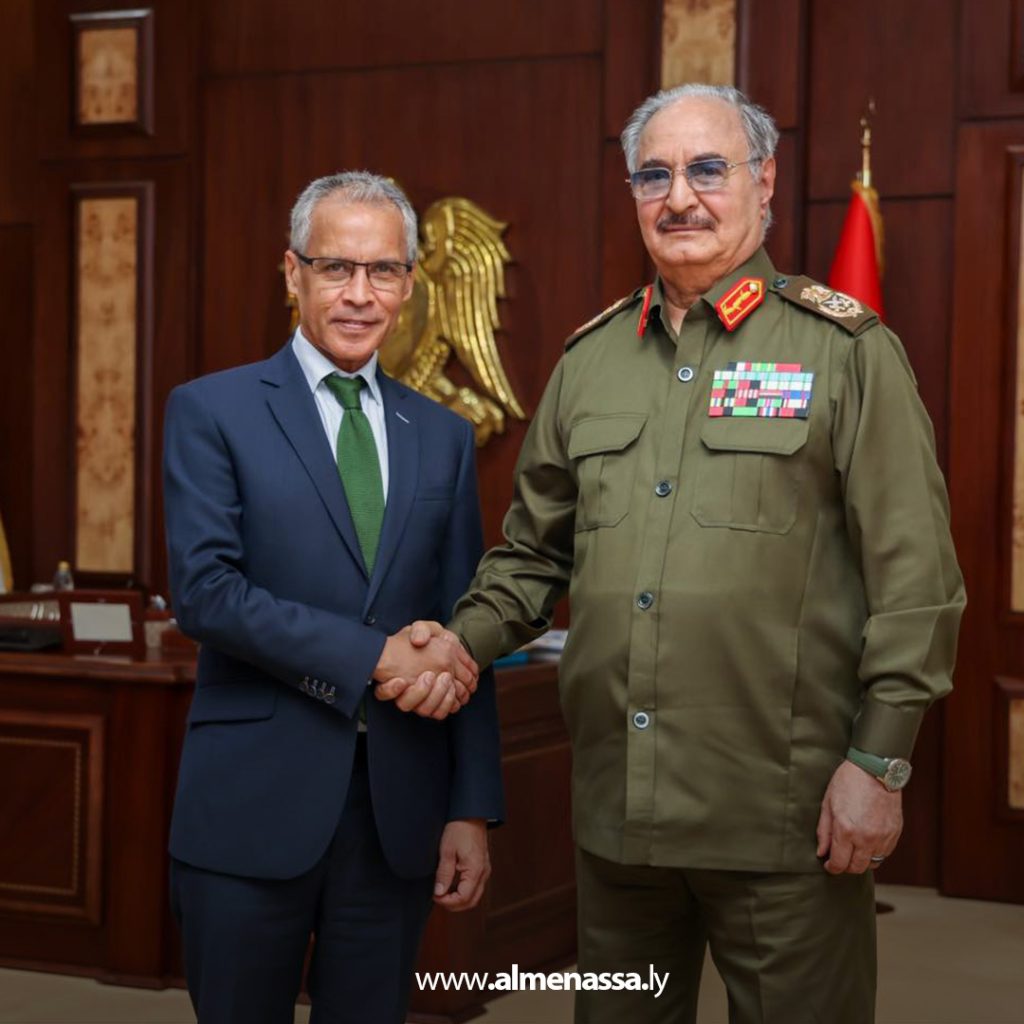 0002 القائد العام للقوات المسلحة يستقبل السفير الفرنسي لدى ليبيا