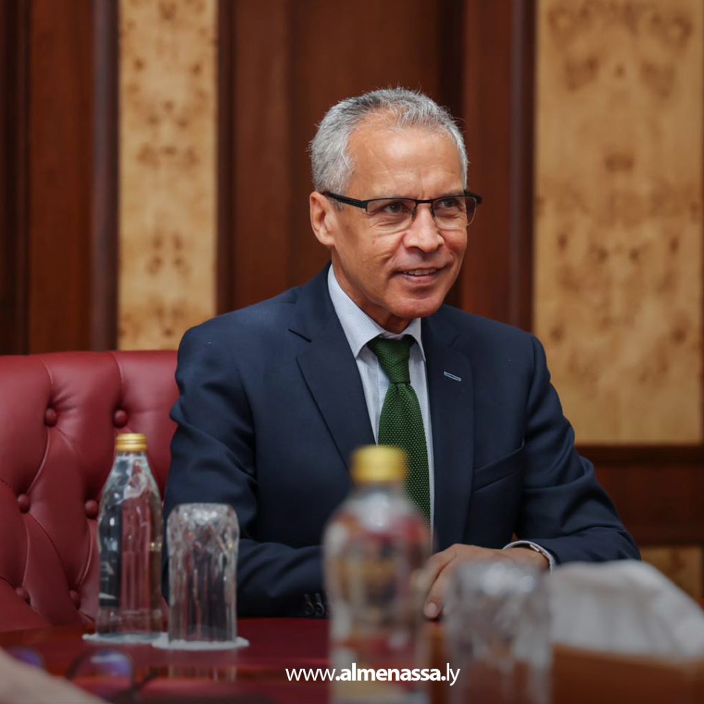 04 10 القائد العام للقوات المسلحة يستقبل السفير الفرنسي لدى ليبيا