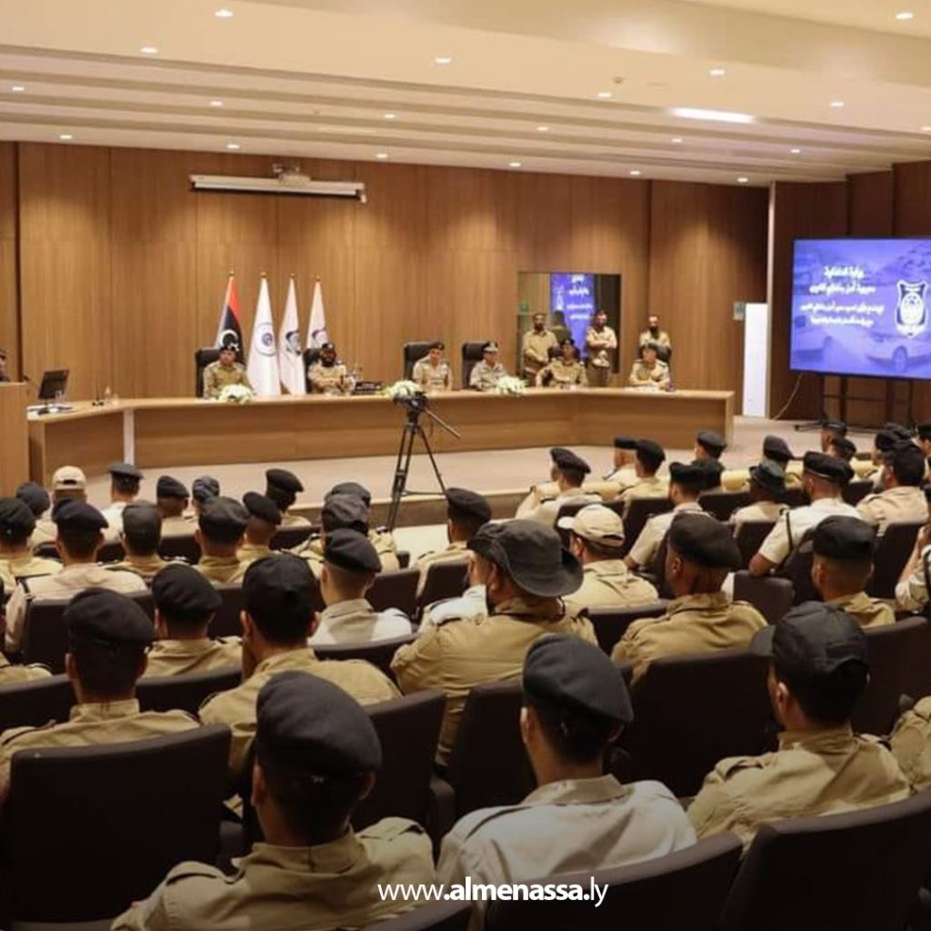 06 8 اللواء صلاح هويدي يبحث مع رؤساء أقسام شرطة النجدة تحسين الأداء الأمني