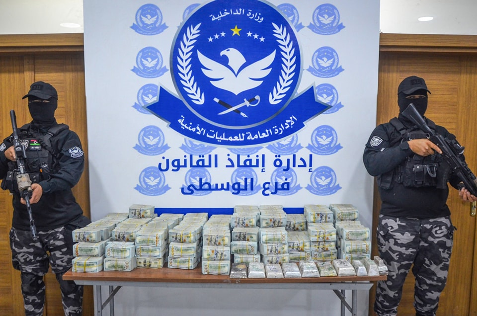 5 إدارة إنفاذ القانون تطيح بتشكيل عصابي متخصص في تهريب العملات الأجنبية والمعادن الثمينة