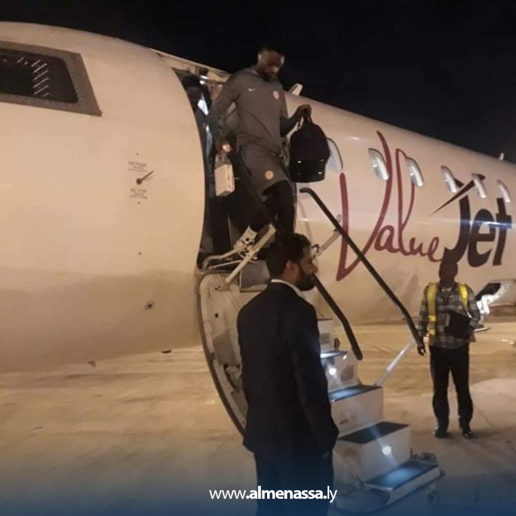 Extra 227 وصول بعثة المنتخب النيجيري الى مطار الابرق لمواجهة المنتخب الوطني في بنغازي