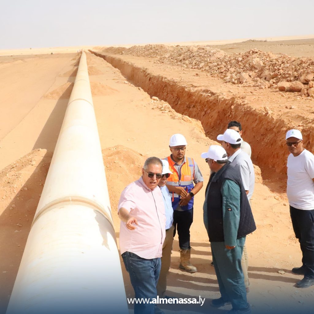 Extra 228 بن شتوان يتابع ميدانياً مشروع استبدال خط الشحن في حقل السرير