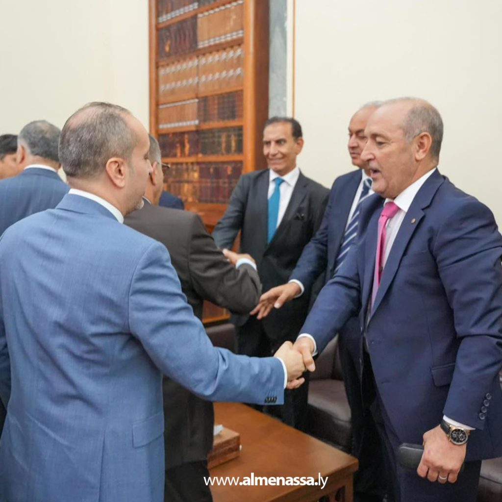 Extra 32 المحافظ ناجي عيسى ونائبه مرعي البرعصي يستلمان مهامهما رسمياً بمصرف ليبيا المركزي