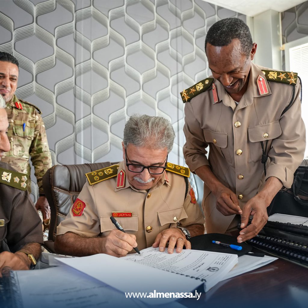 Extra10 24 تسلم واستلام القطاعات الدفاعية في المنطقة العسكرية بنغازي وفقًا لقرار القائد العام