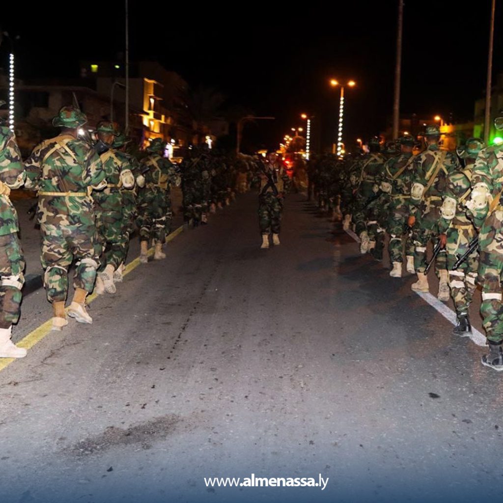 Extra13 7 بناء على تعليمات القائد العام .. قوات لواء طارق بن زياد تنفذ مسيراً ليلياً في سرت لتعزيز جاهزيتها الأمنية
