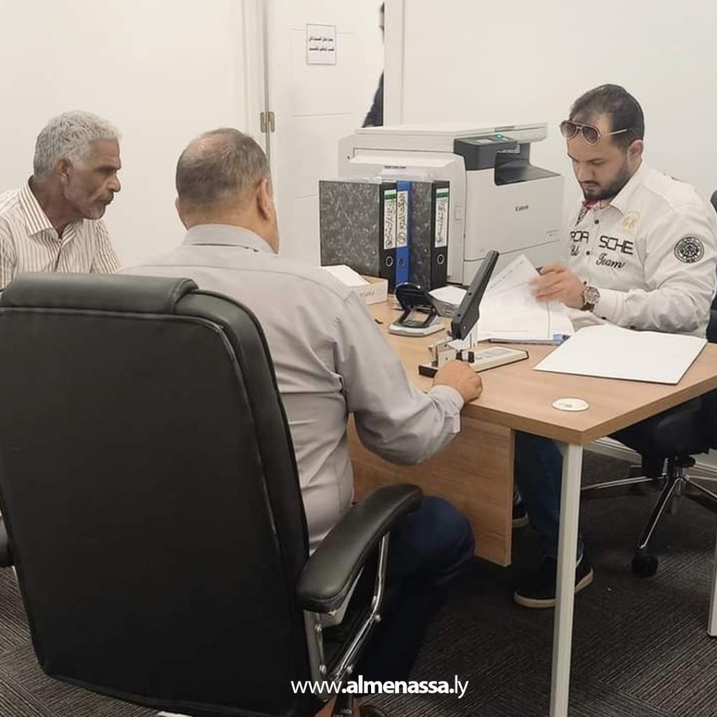 Extra2 112 وزارة العمل تواصل تسليم المرتبات للعاملين بالشركات المتعثرة والمنسحبة