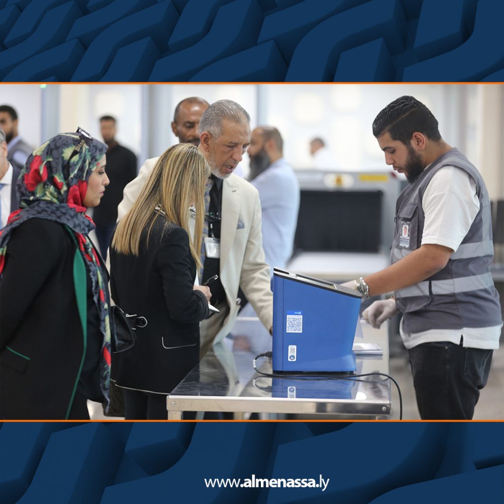 Extra2 166 بعثة مصلحة الطيران المدني الإيطالي تقوم بجولة بمطار معيتيقة الدولي بطرابلس