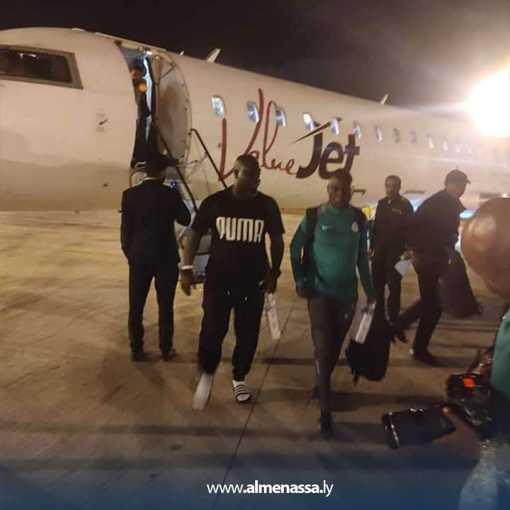 Extra2 206 وصول بعثة المنتخب النيجيري الى مطار الابرق لمواجهة المنتخب الوطني في بنغازي