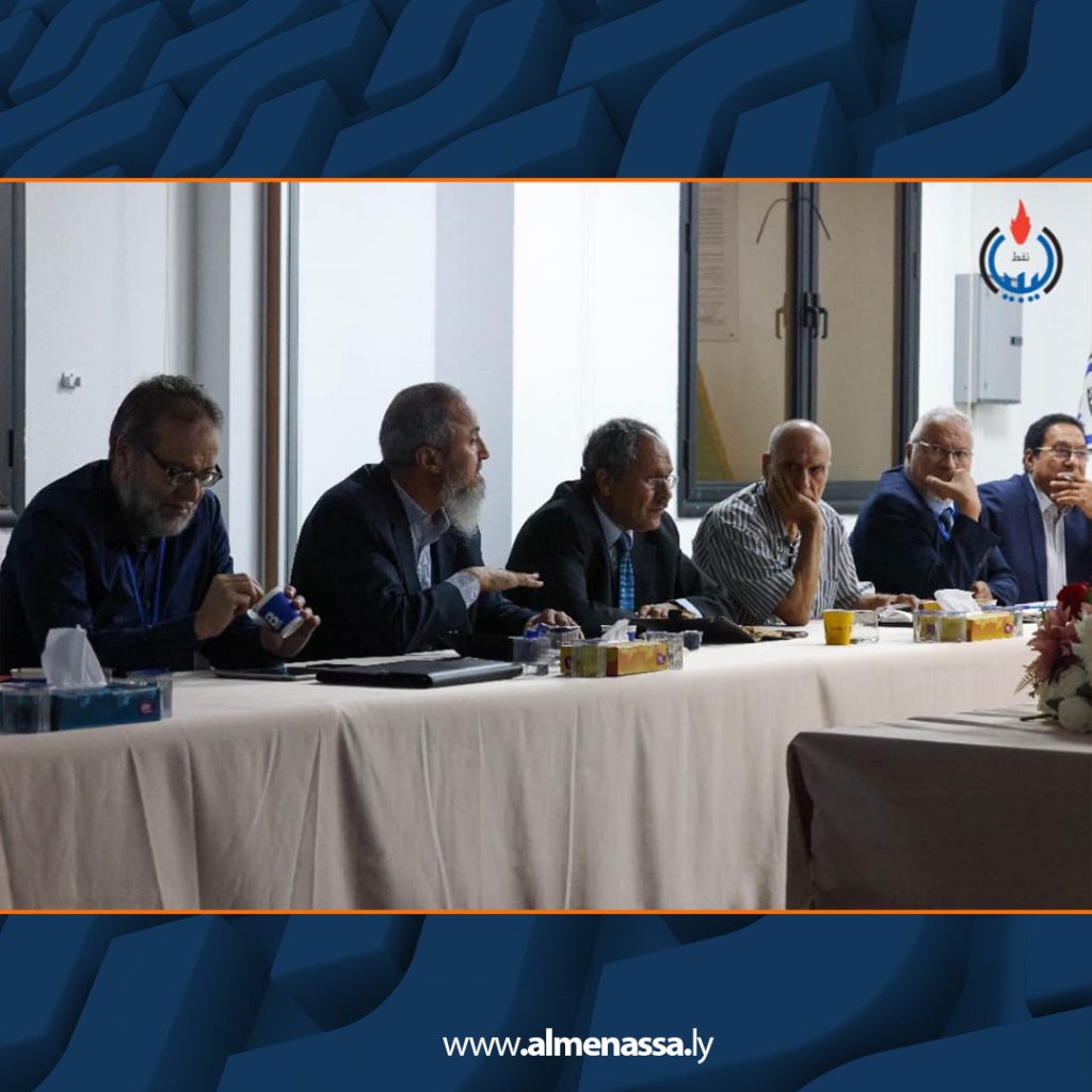 Extra2 293 مؤسسة النفط تستعرض الدراسات الاستكشافية لمركز بحوث النفط