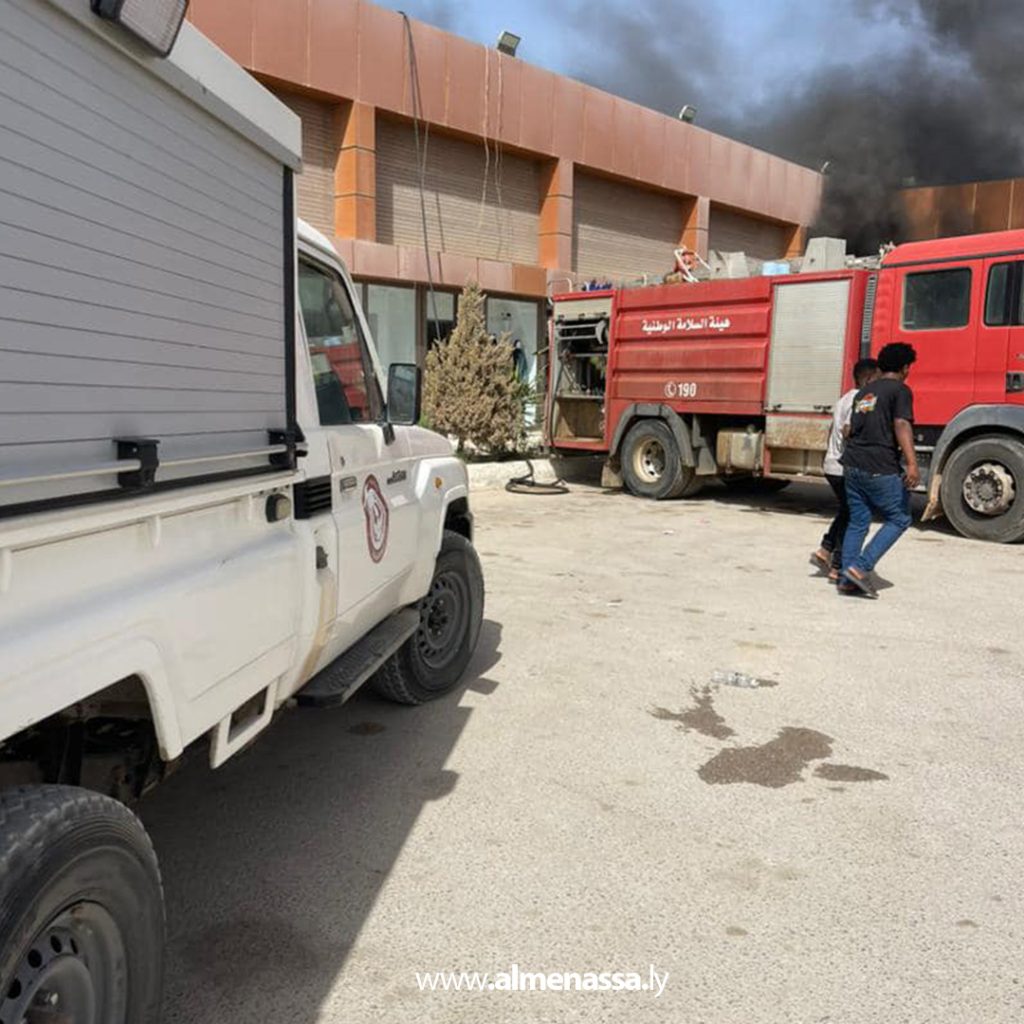 Extra2 339 حريق في مول بودزيرة ببنغازي وفرق الدفاع المدني تتدخل لإخماده