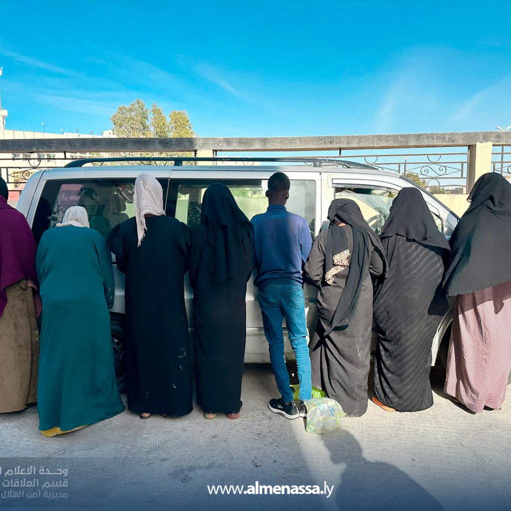 Extra2 428 ضبط سائق ليبي حاول تهريب "7" نساء نيجيريات مقابل 500 دينار لكل واحدة