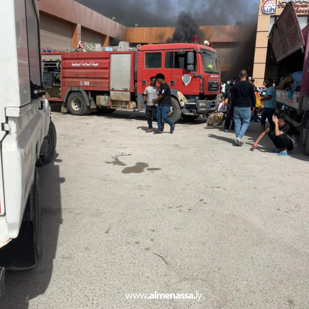 Extra3 248 حريق في مول بودزيرة ببنغازي وفرق الدفاع المدني تتدخل لإخماده