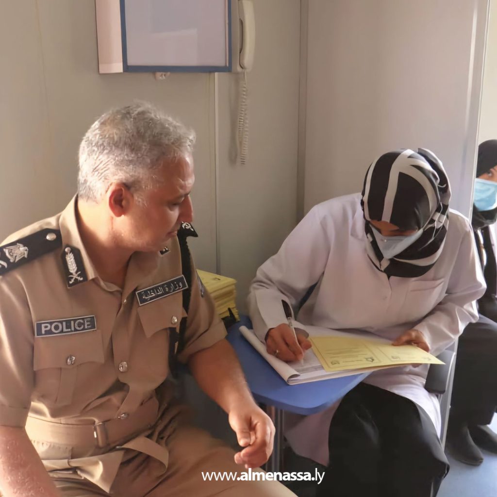 Extra5 44 رئيس جهاز مكافحة الهجرة غير الشرعية ومنتسبيه يتلقون التطعيمات الوقائية من الأمراض السارية والمعدية