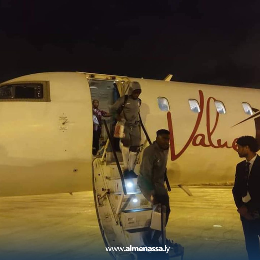 Extra5 52 وصول بعثة المنتخب النيجيري الى مطار الابرق لمواجهة المنتخب الوطني في بنغازي