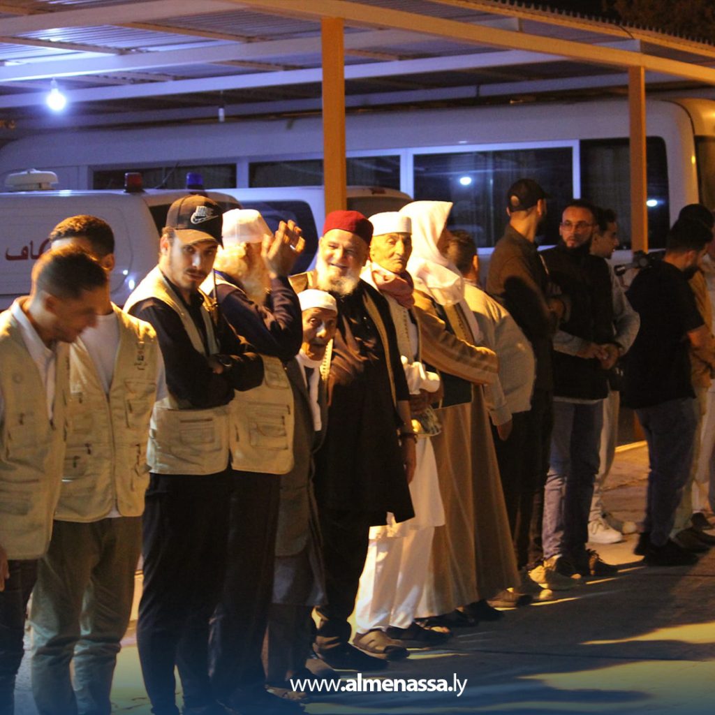 Extra5 74 الدكتور الصديق حفتر يزور دار الوفاء للمسنين ويعد بحل كافة مشكلات الموظفين