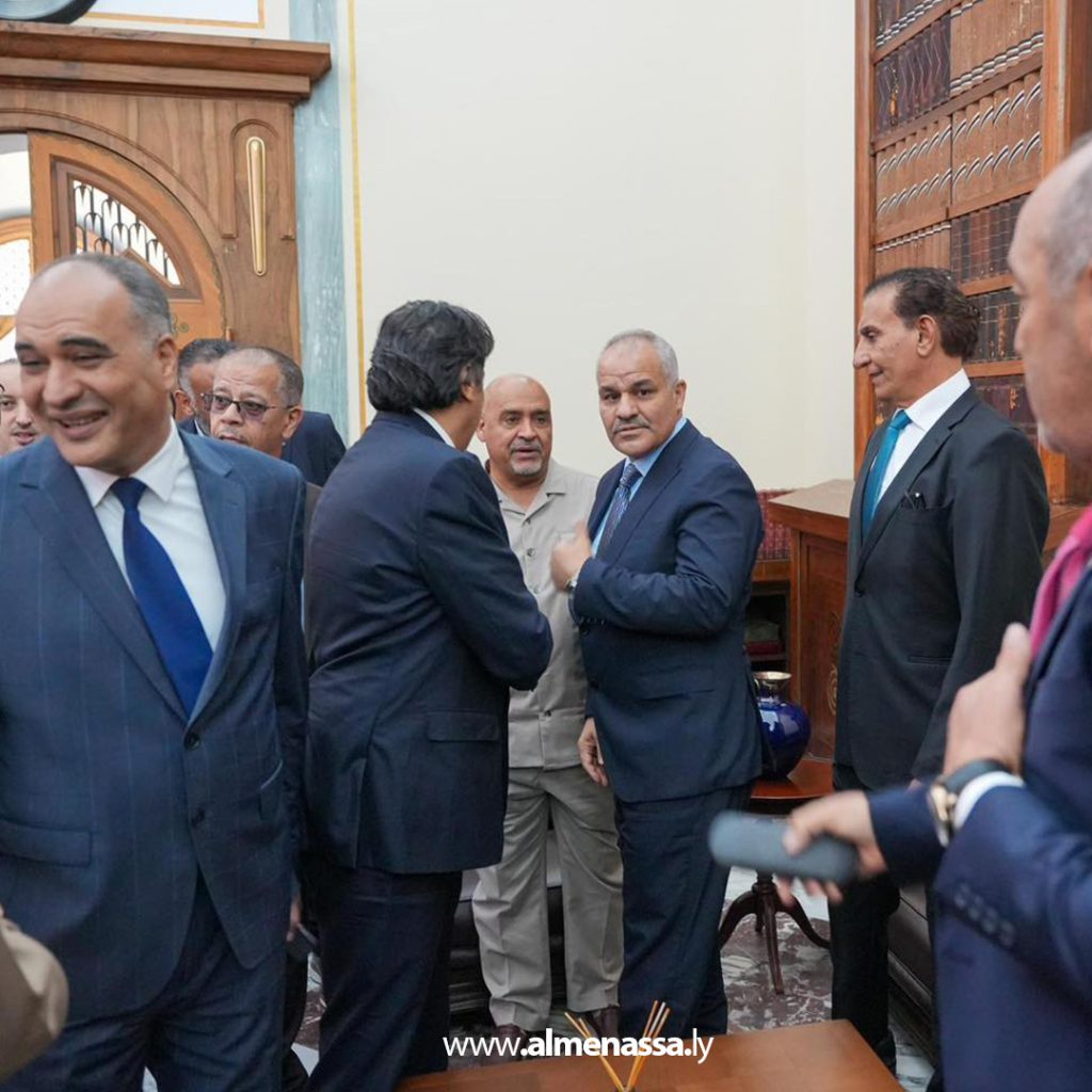 Extra5 8 المحافظ ناجي عيسى ونائبه مرعي البرعصي يستلمان مهامهما رسمياً بمصرف ليبيا المركزي