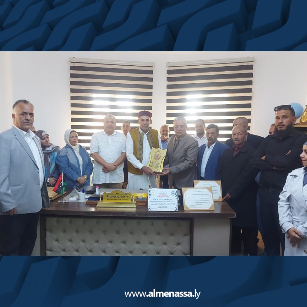 4 تكريم وزير الخدمة المدنية بالحكومة الليبية لجهوده في تطوير الأداء الحكومي