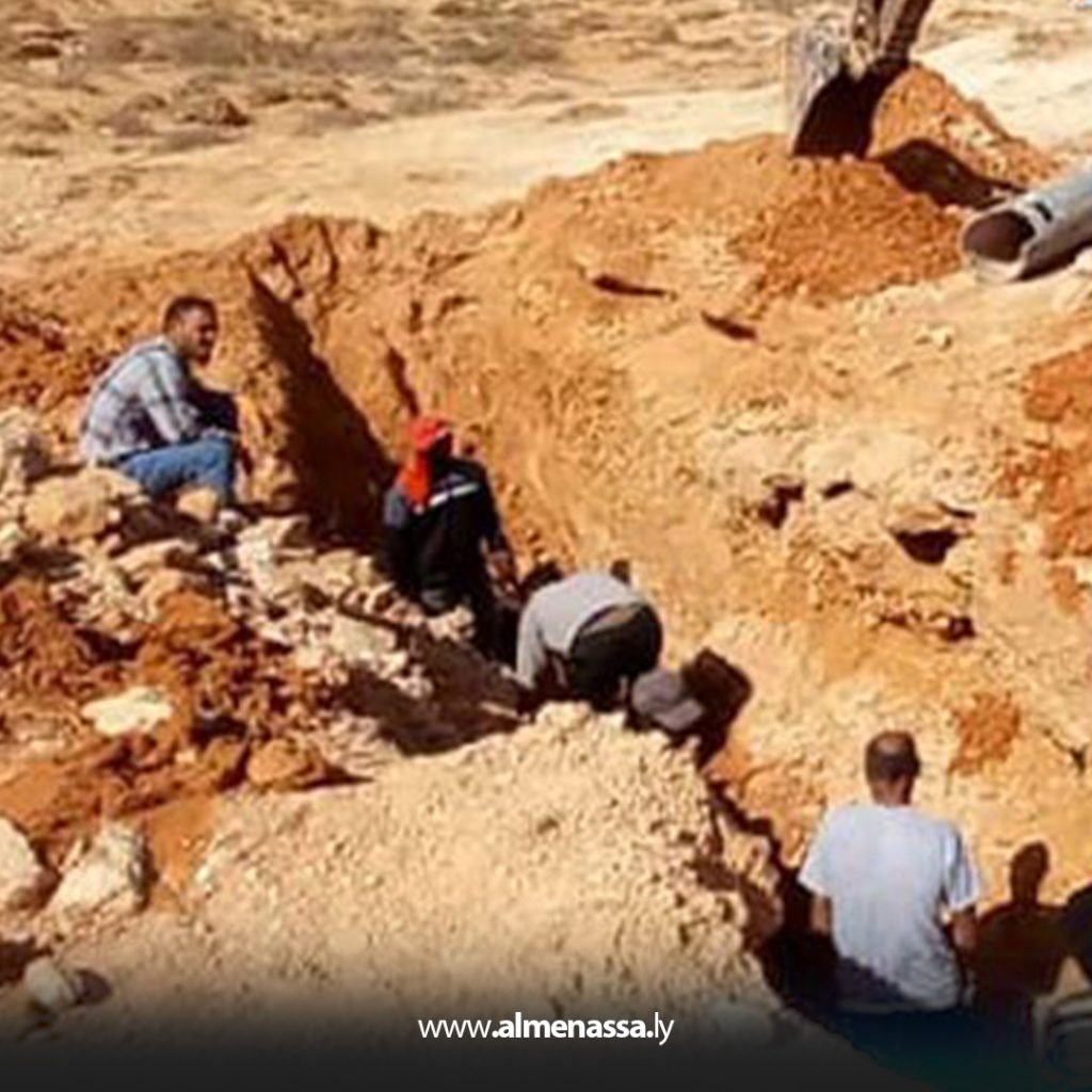 Extra 321 فنيو الصيانة بجهاز النهر الصناعي يقومون بأعمال على خط خزان مشروع وادي مسعودة