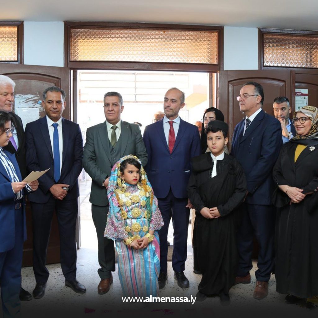 Extra 525 المقريف والسفير الإيطالي يتفقدان تدريس اللغة الإيطالية بمدرسة بشير الأسطى