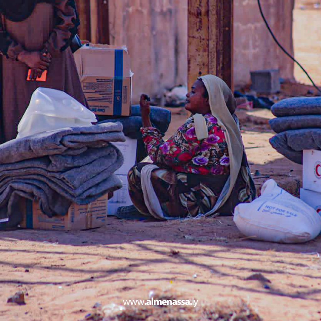 Extra 90 الهلال الأحمر الكفرة يواصل توزيع المساعدات الإنسانية على اللاجئين السودانيين بالشراكة مع منظمات دولية