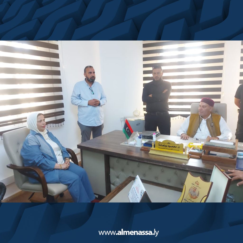 Extra1 17 تكريم وزير الخدمة المدنية بالحكومة الليبية لجهوده في تطوير الأداء الحكومي