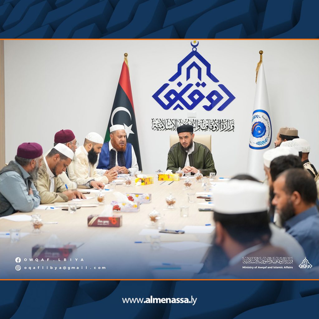 Extra2 203 وزير الأوقاف يبحث عددا من الموضوعات المهمة مع رؤساء أقسام المساجد بالمكاتب