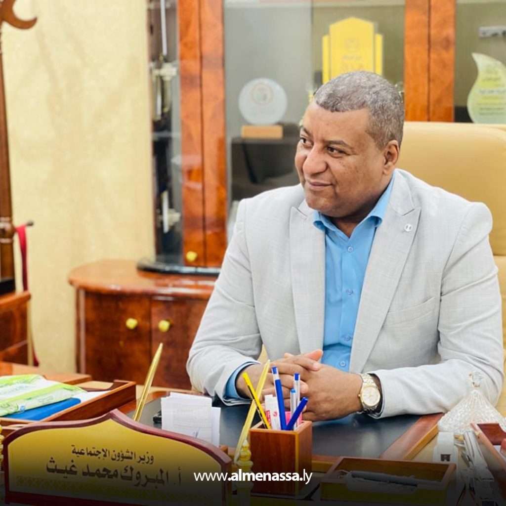 Extra3 176 وزارة الشؤون الاجتماعية تكرم الفنان علي أحمد سالم