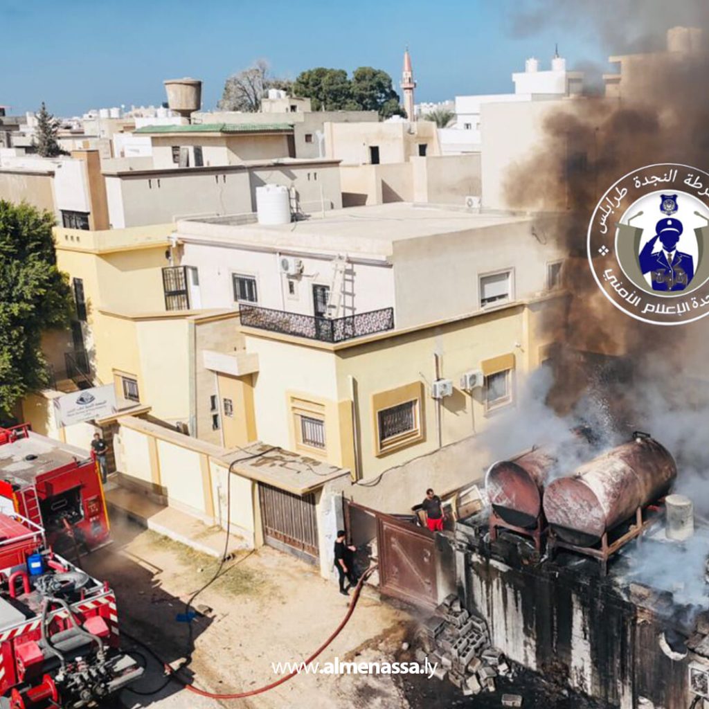 Extra4 35 رجال هيئة السلامة الوطنية تسيطر على حريق بأحد مصحات طرابلس