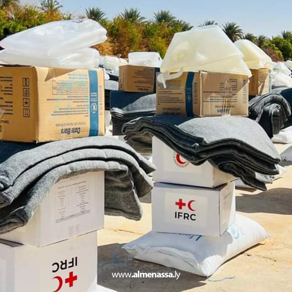 Extra4 52 الهلال الأحمر الكفرة يواصل توزيع المساعدات الإنسانية على اللاجئين السودانيين بالشراكة مع منظمات دولية