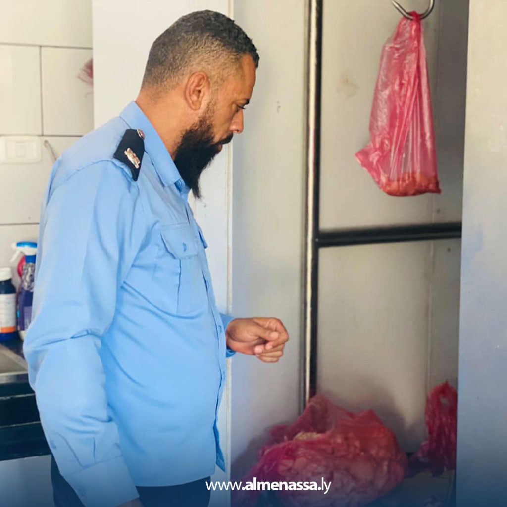 Extra6 3 الحرس البلدي في طرابلس يغلق قصاب غير ملتزم بالمعايير الصحية خلال حملة تفتيش