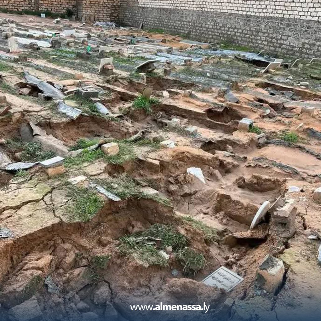 Extra 344 انجراف بعض القبور في مقبرة الحاج محمد عصمان بالزاوية بسبب تجمع مياه الأمطار والسيول