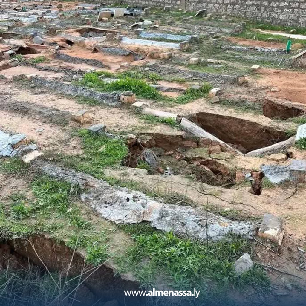 لب انجراف بعض القبور في مقبرة الحاج محمد عصمان بالزاوية بسبب تجمع مياه الأمطار والسيول