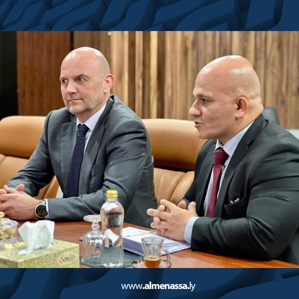 01 117 الفريق أول خيري التميمي يستقبل رئيس بعثة الصليب الأحمر في ليبيا لمناقشة قضايا إنسانية ودورات تدريبية