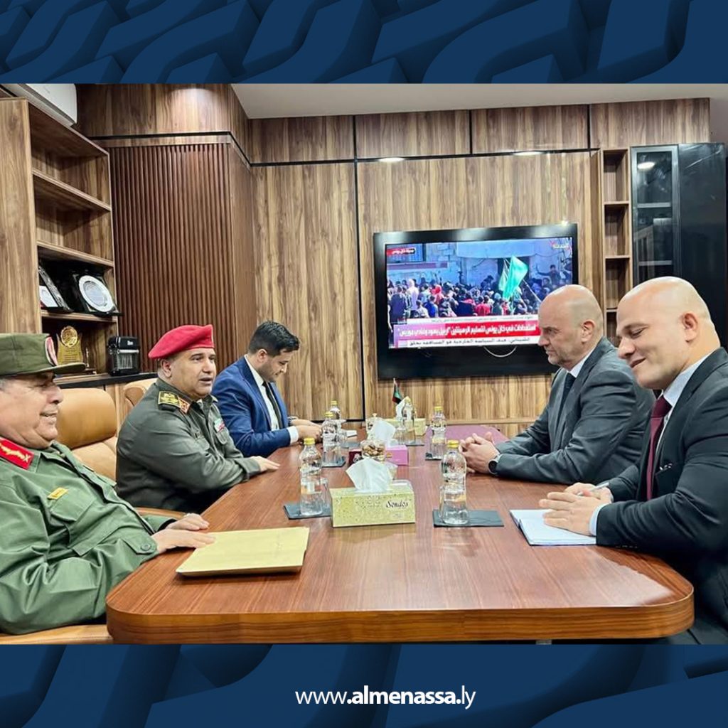 04 72 الفريق أول خيري التميمي يستقبل رئيس بعثة الصليب الأحمر في ليبيا لمناقشة قضايا إنسانية ودورات تدريبية