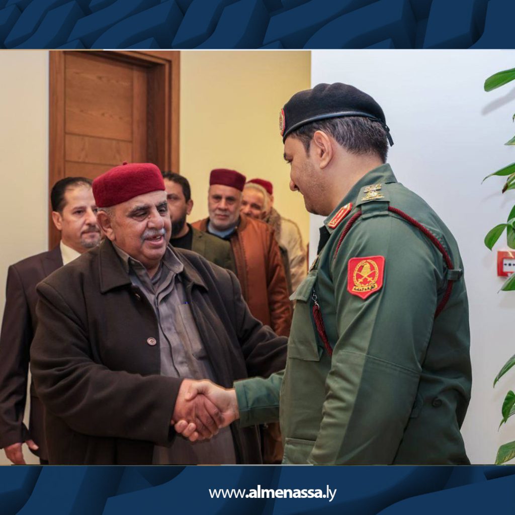 رئيس أركان القوات البرية يستقبل وفدًا من مشايخ وأعيان الجبل الأخضر في بنغازي 10 010 3