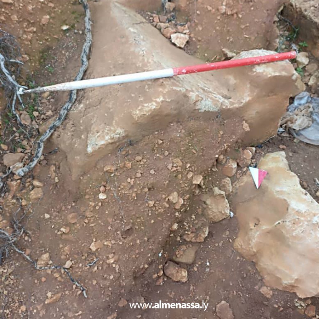 02 34 فريق تابع لمراقبة الآثار يعثر على شاهد قبر إغريقي بمنطقة المقابر الشمالية في شحات