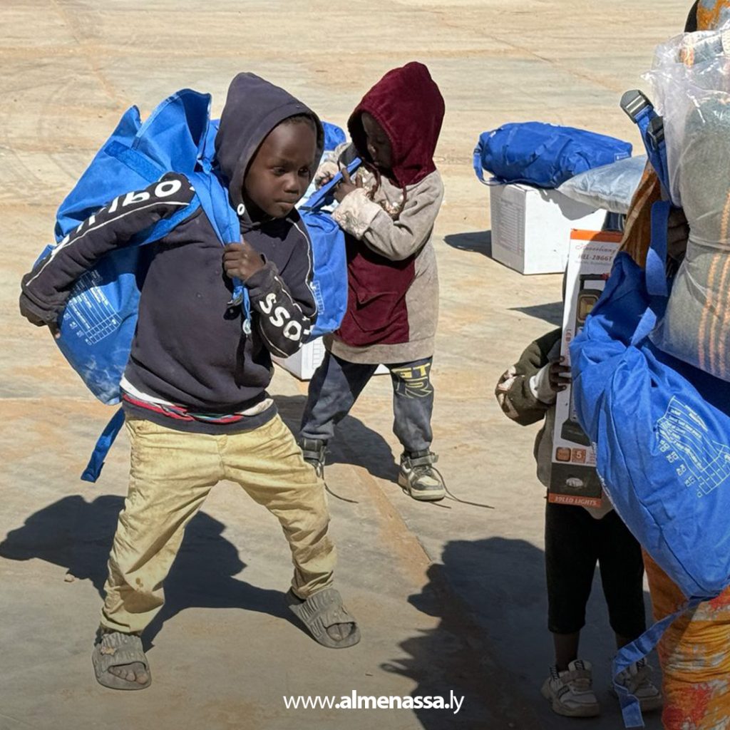 02 45 منظمة الهجرة توزع مساعدات إنسانية على لاجئين سودانيين متضررين من حريق بالكفرة