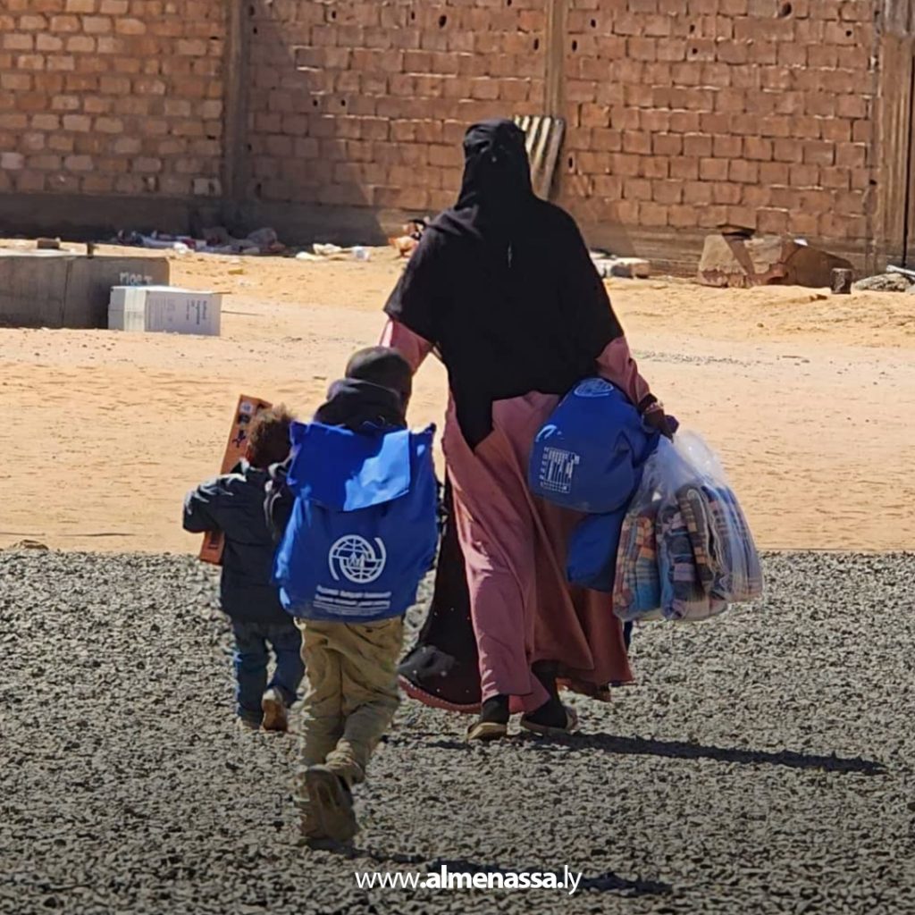 03 36 منظمة الهجرة توزع مساعدات إنسانية على لاجئين سودانيين متضررين من حريق بالكفرة